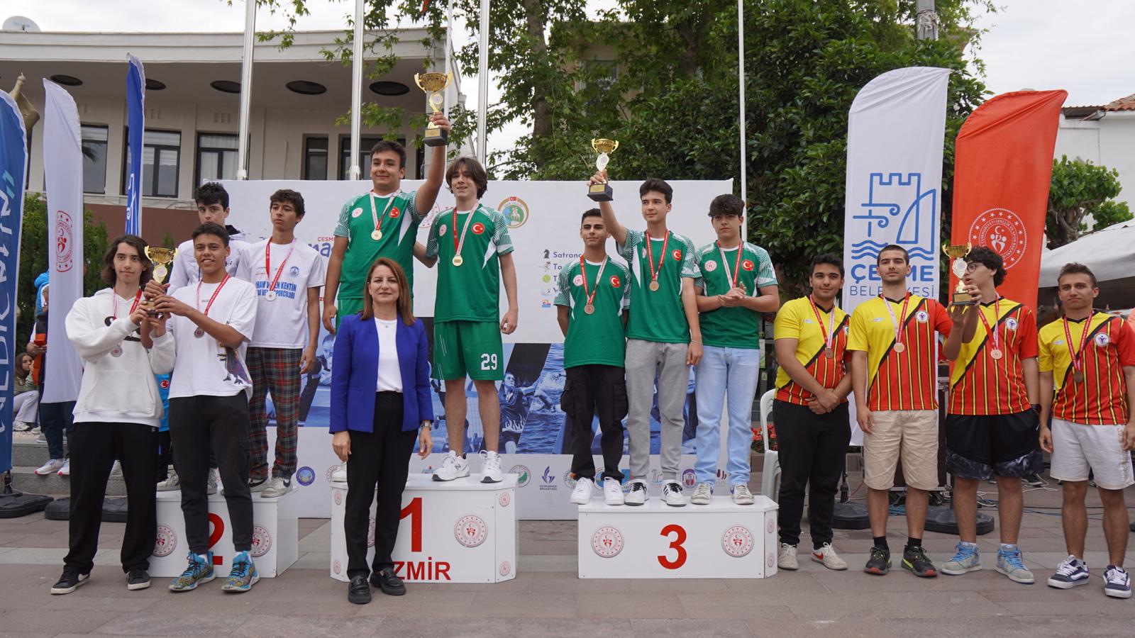 Çeşme’de 17. Yarımada Spor Oyunları’nda  ödüller sahiplerini buldu